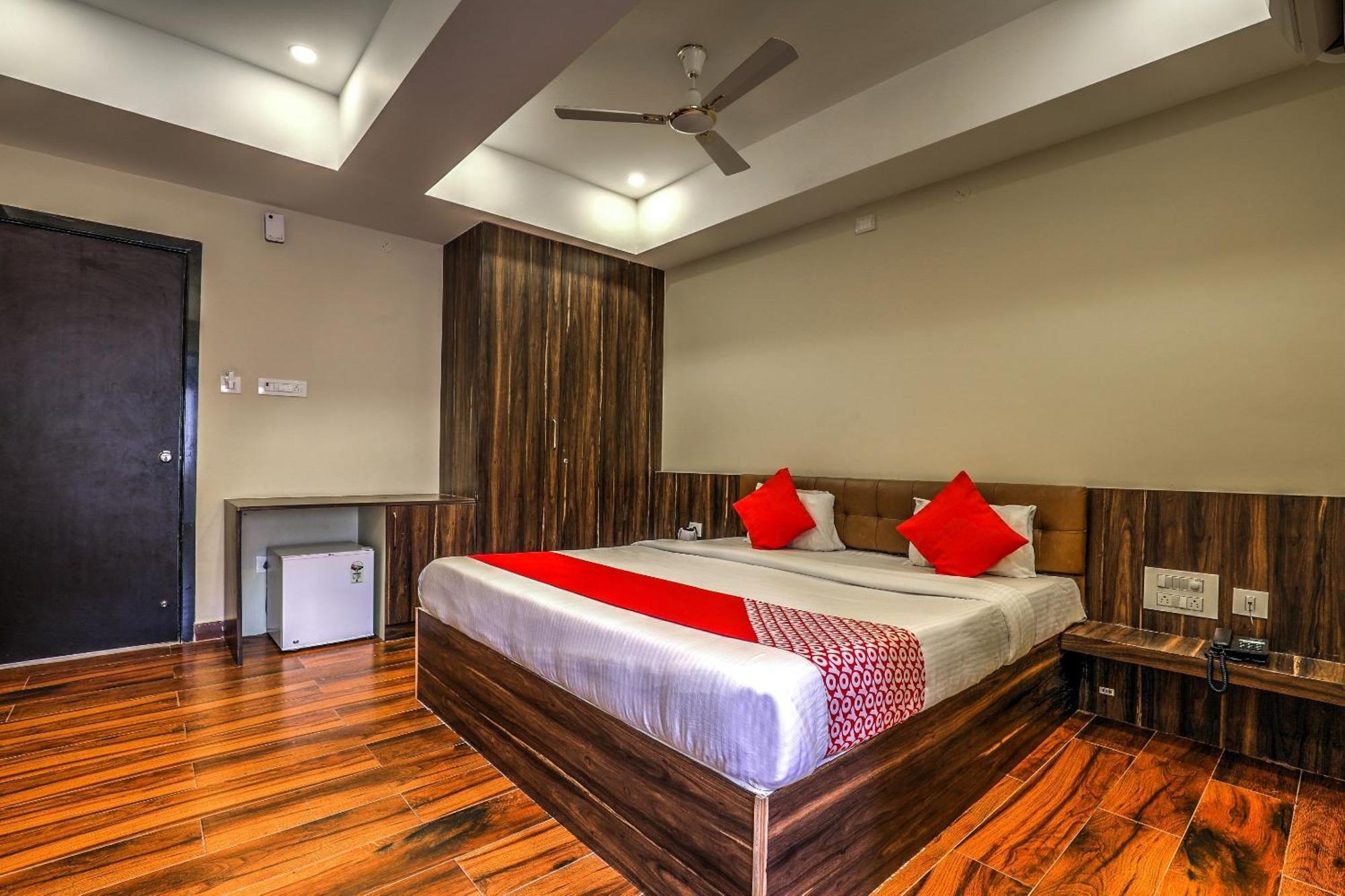Capital O Sky Grand Hotel Hyderabad Exterior foto