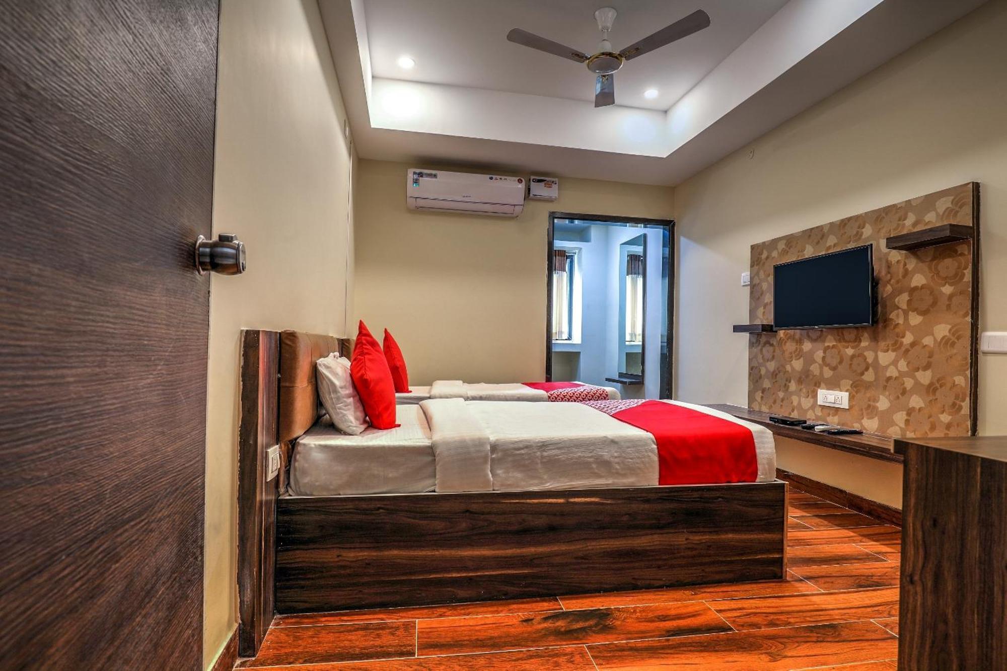 Capital O Sky Grand Hotel Hyderabad Exterior foto
