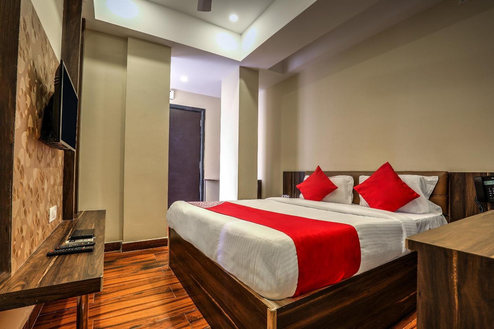 Capital O Sky Grand Hotel Hyderabad Exterior foto