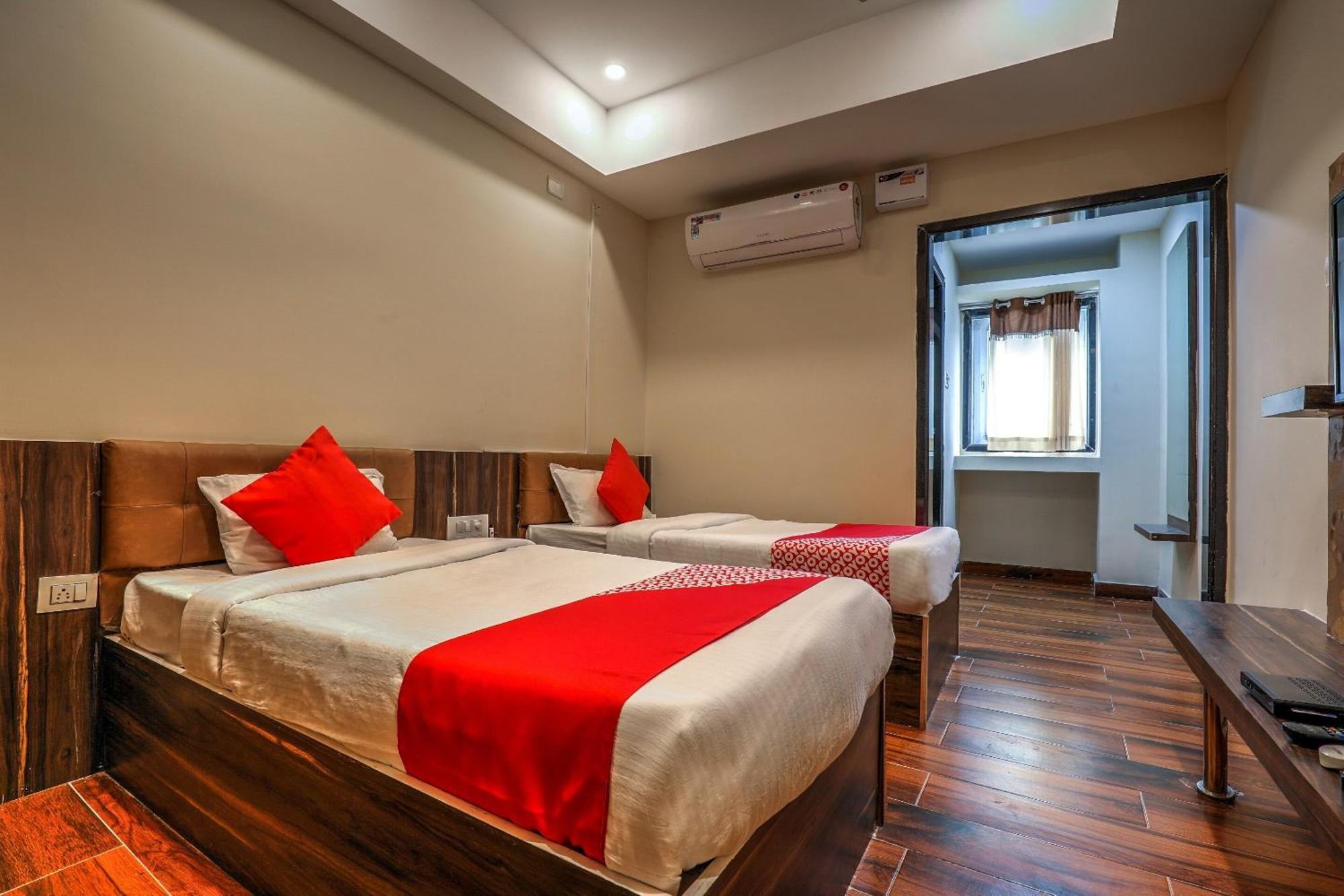 Capital O Sky Grand Hotel Hyderabad Exterior foto