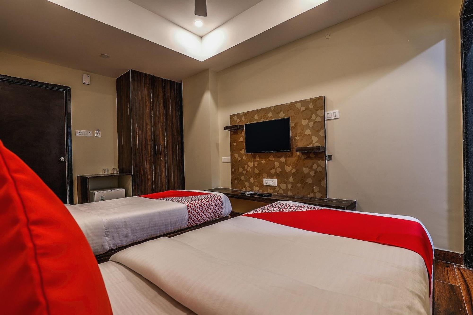 Capital O Sky Grand Hotel Hyderabad Exterior foto