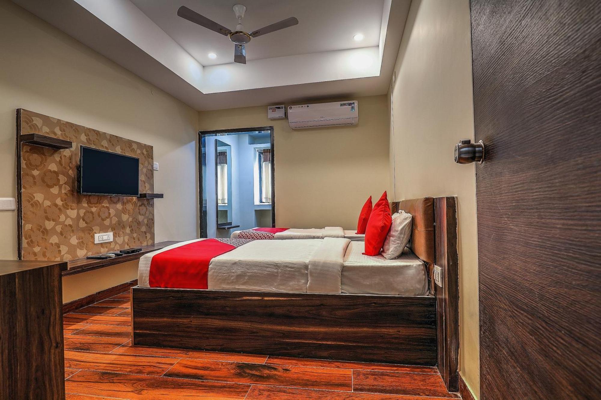 Capital O Sky Grand Hotel Hyderabad Exterior foto