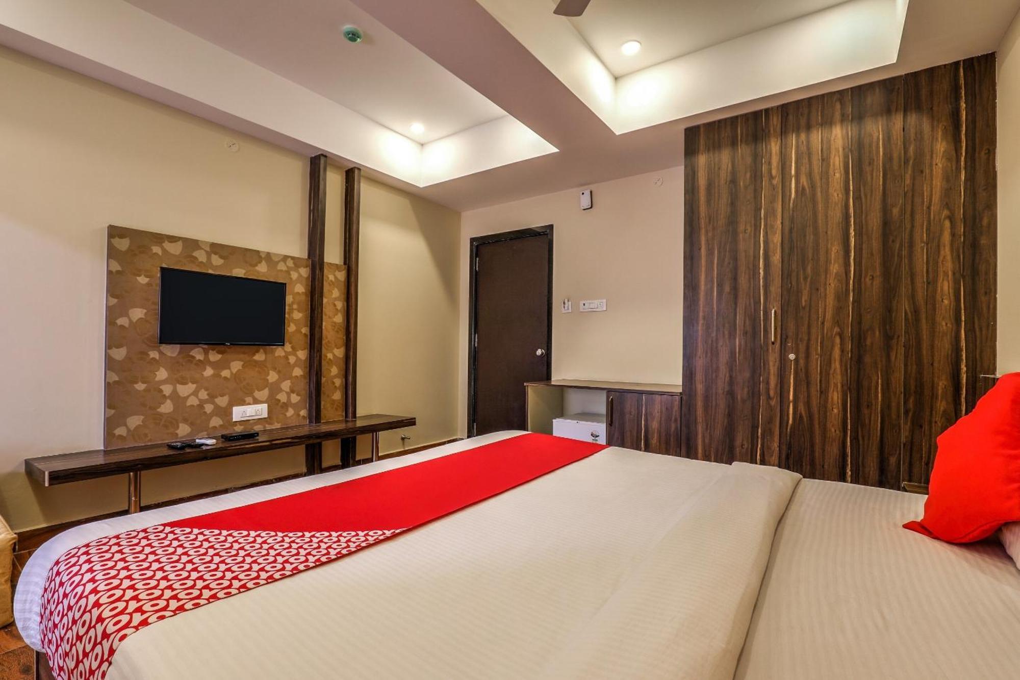 Capital O Sky Grand Hotel Hyderabad Exterior foto