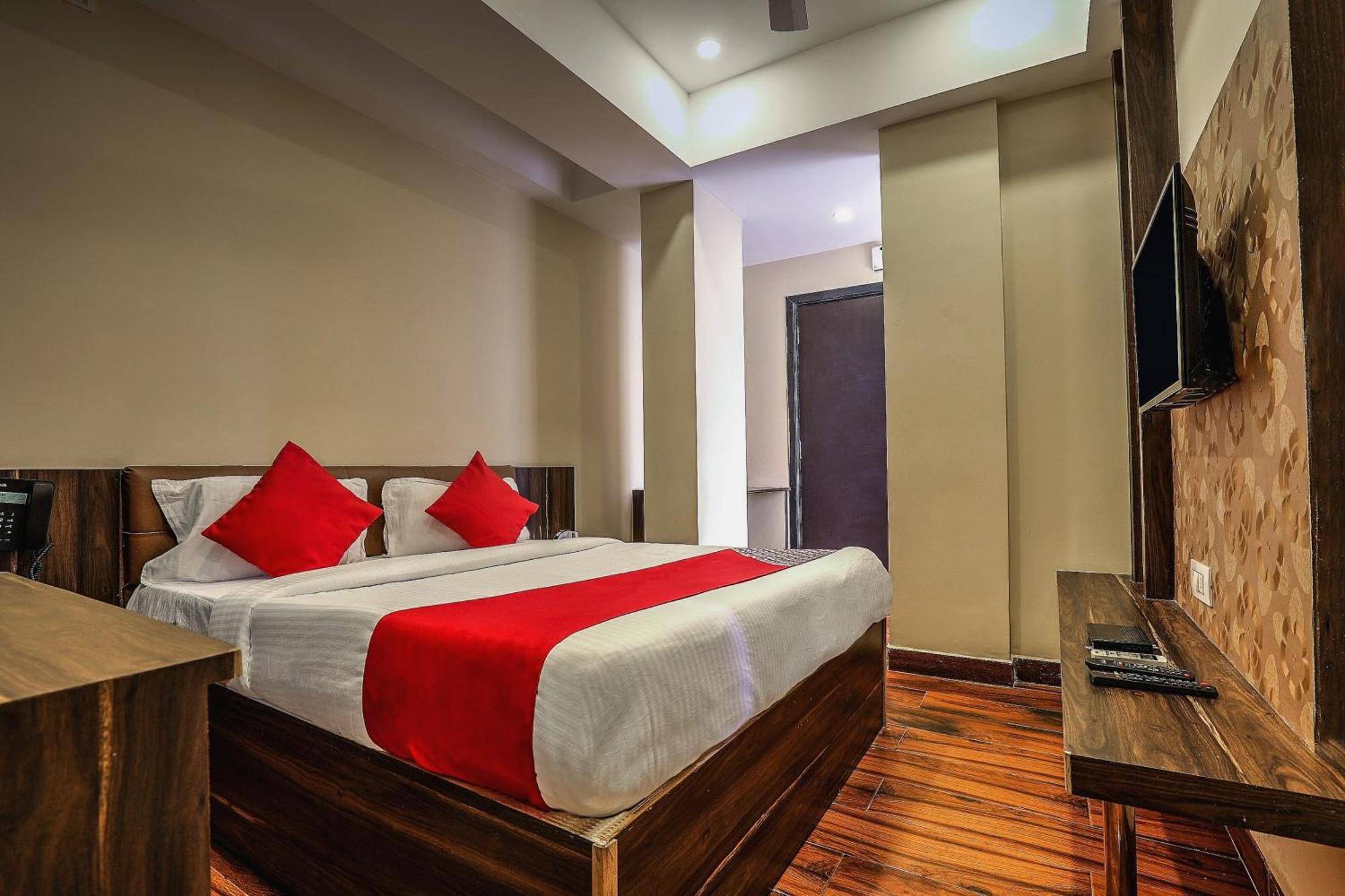 Capital O Sky Grand Hotel Hyderabad Exterior foto